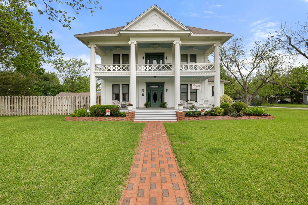 819 Hackberry Street Taylor, TX 76574 - Photo 1 of 40