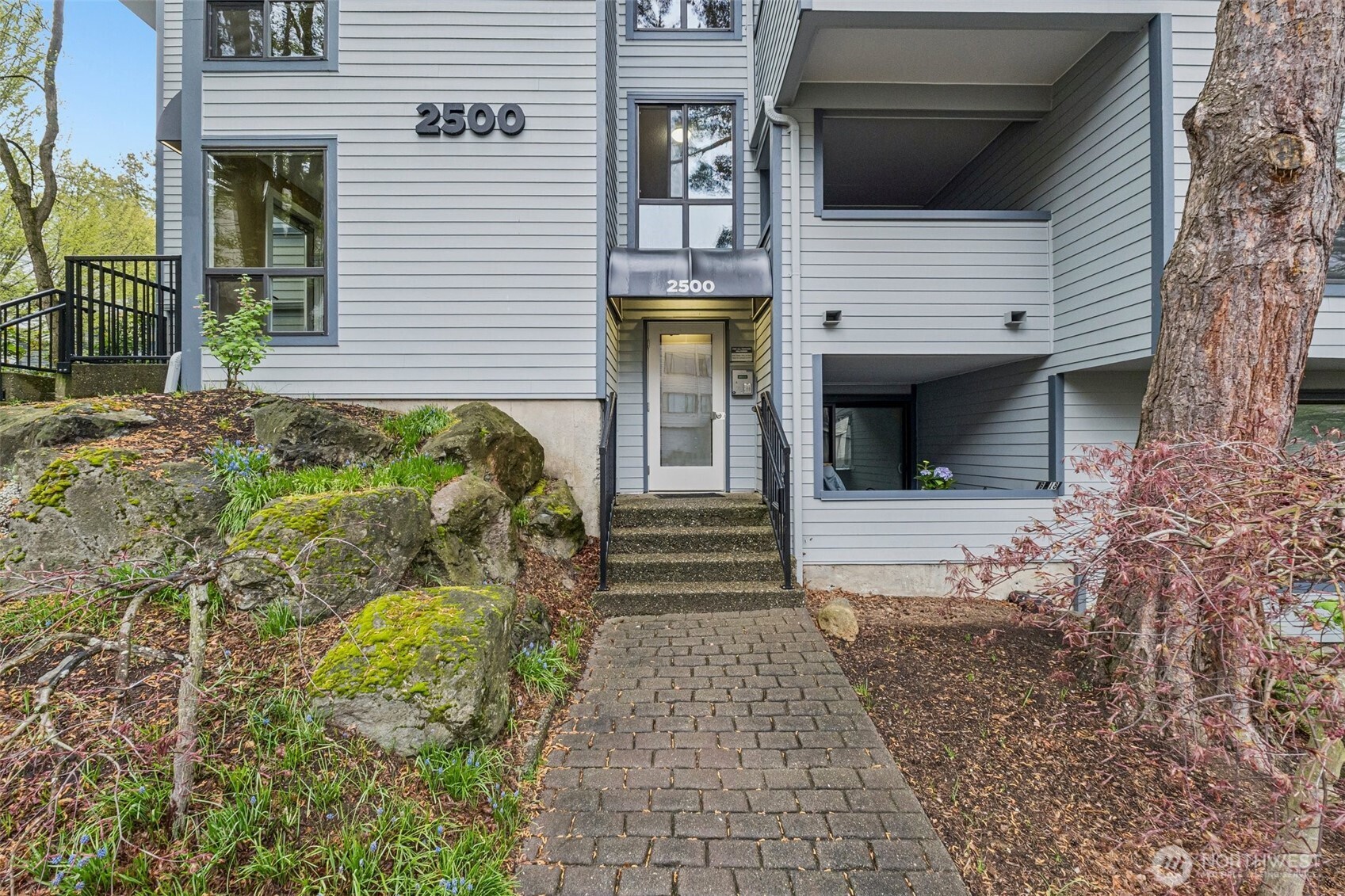2500 West Manor Place, Unit 217 Seattle, WA 98199 - Photo 27 of 33