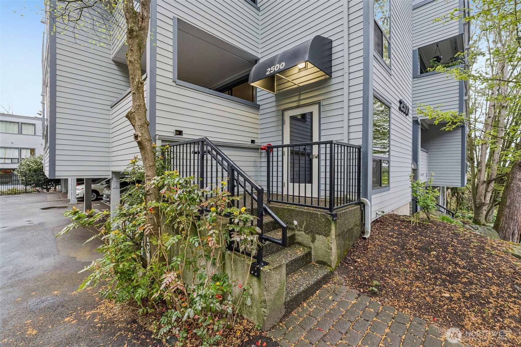 2500 West Manor Place, Unit 217 Seattle, WA 98199 - Photo 31 of 33