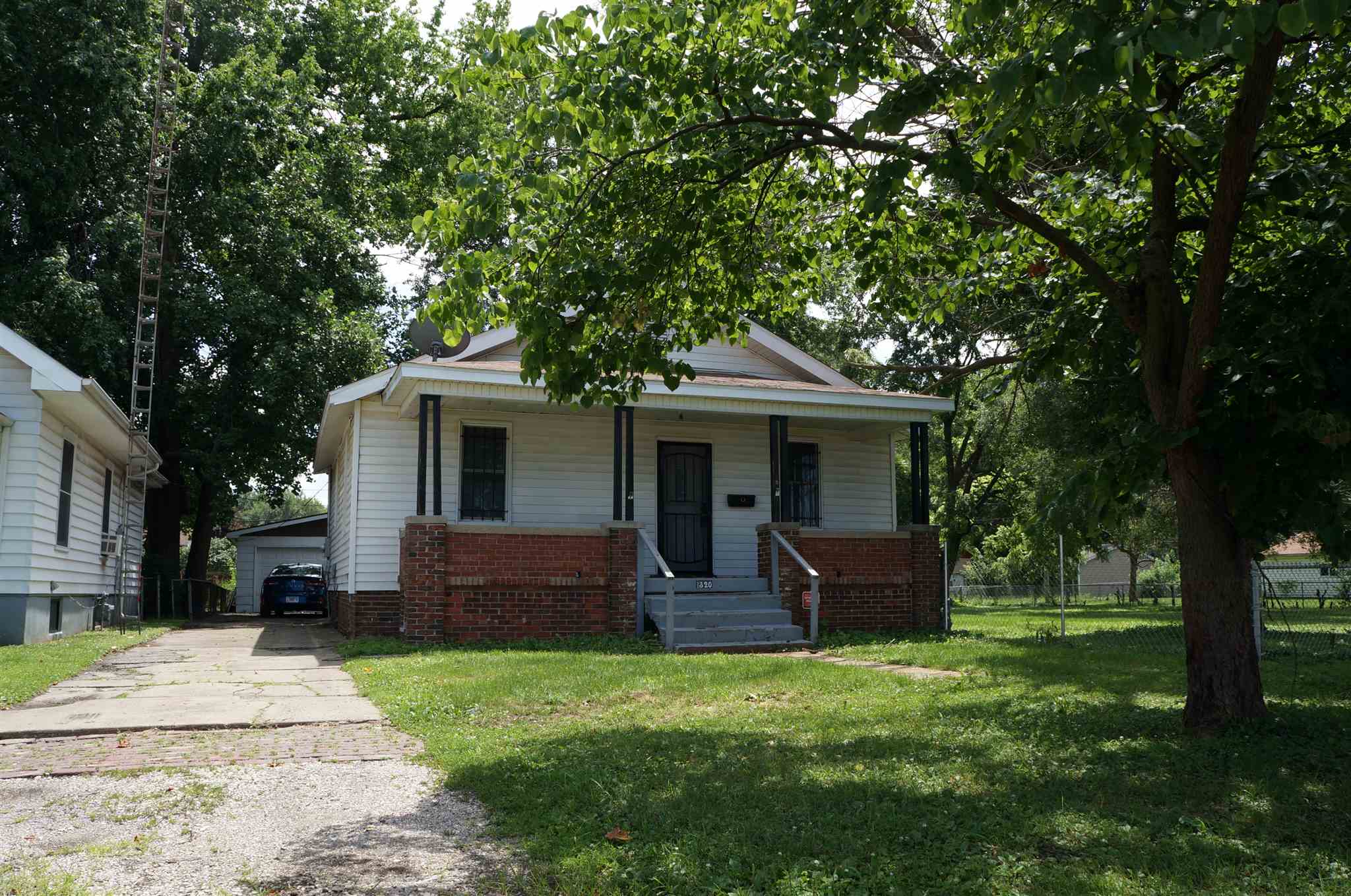 1320 East Ridgely Avenue Springfield, IL 62702 - Photo 1 of 25