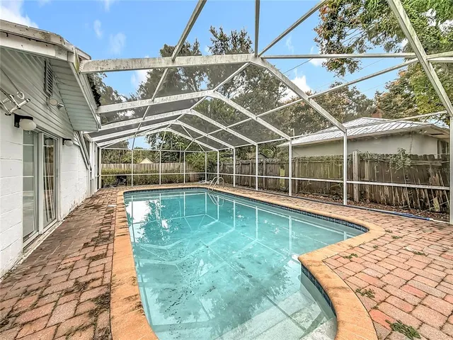 a view of a backyard