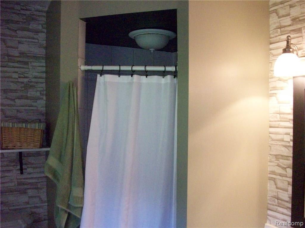 7411 McCandlish Road Grand Blanc, MI 48439 - Photo 21 of 31 100_2457.JPG