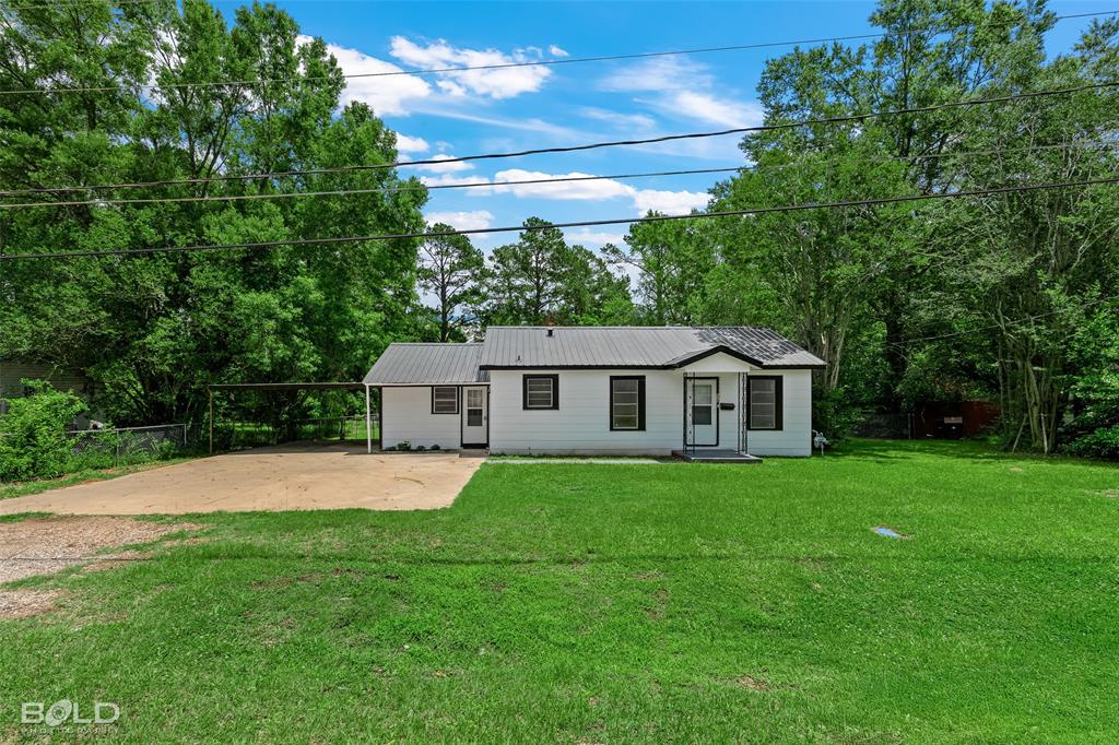 115 Pam Street Mansfield, LA 71052 - Photo 2 of 25 a front view of a house with a garden