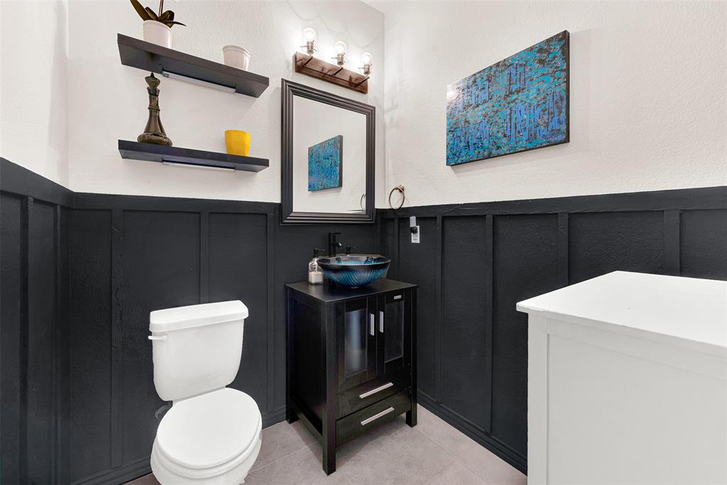 128 Chestnut Lane Red Oak, TX 75154 - Photo 16 of 28 a bathroom with a toilet a sink and mirror