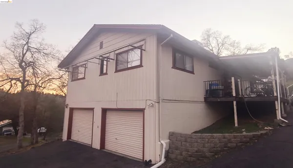 a view of a house with backyard