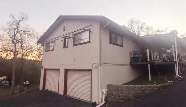 a view of a house with backyard