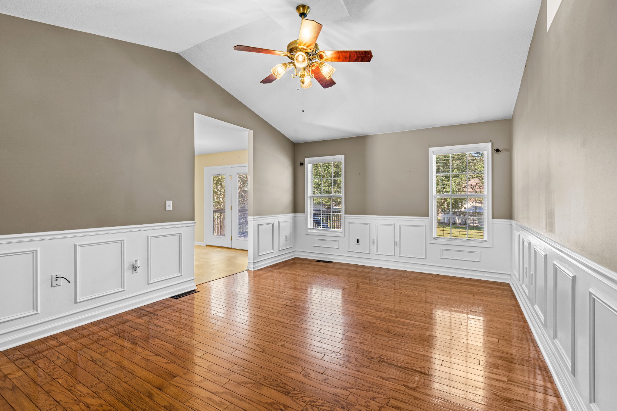 271 Fairview Circle Winchester, TN 37398 - Photo 3 of 33 Living Room with Vaulted ceiling!