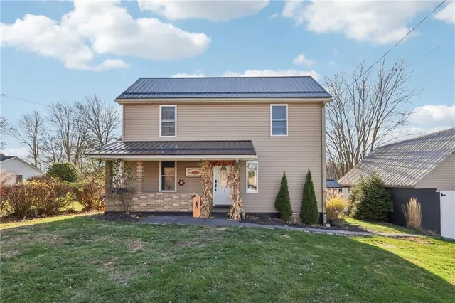 a front view of house with yard