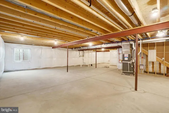 a view of an empty room with entrance