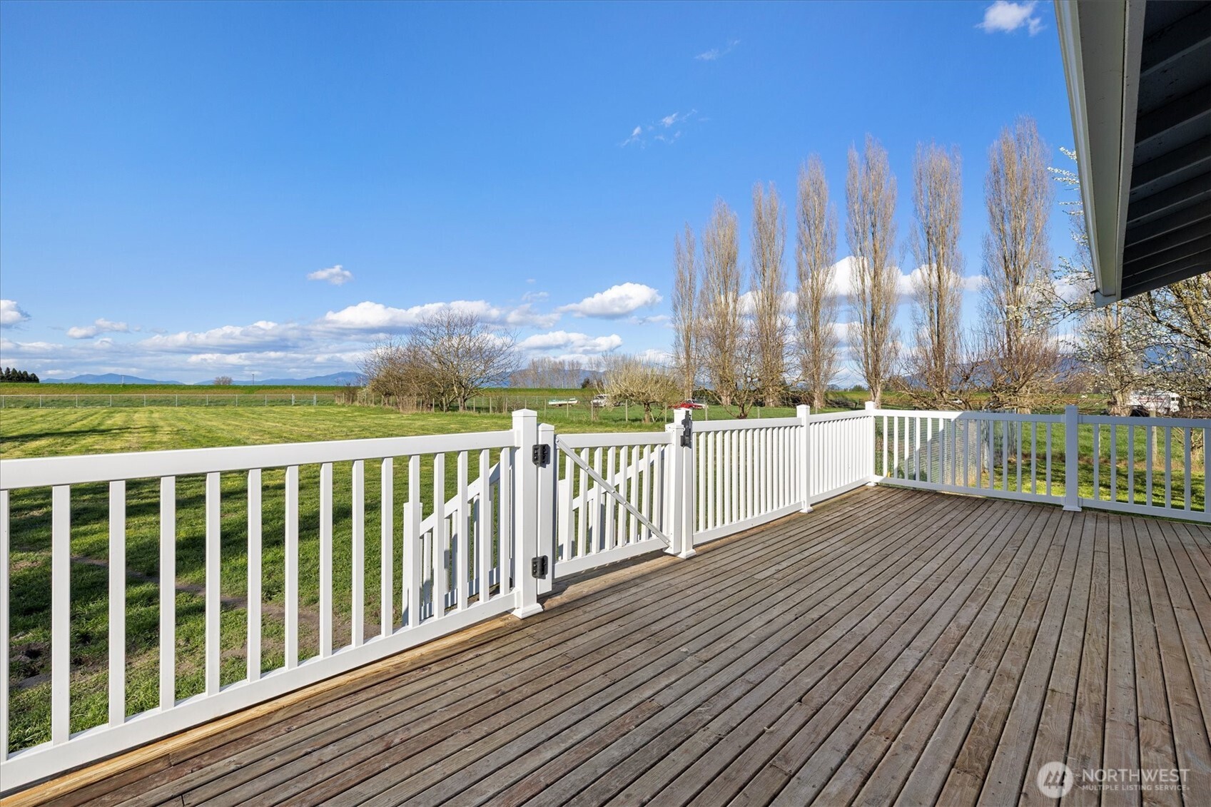 17771 Dunbar Road Mount Vernon, WA 98273 - Photo 25 of 38 a view of balcony with furniture