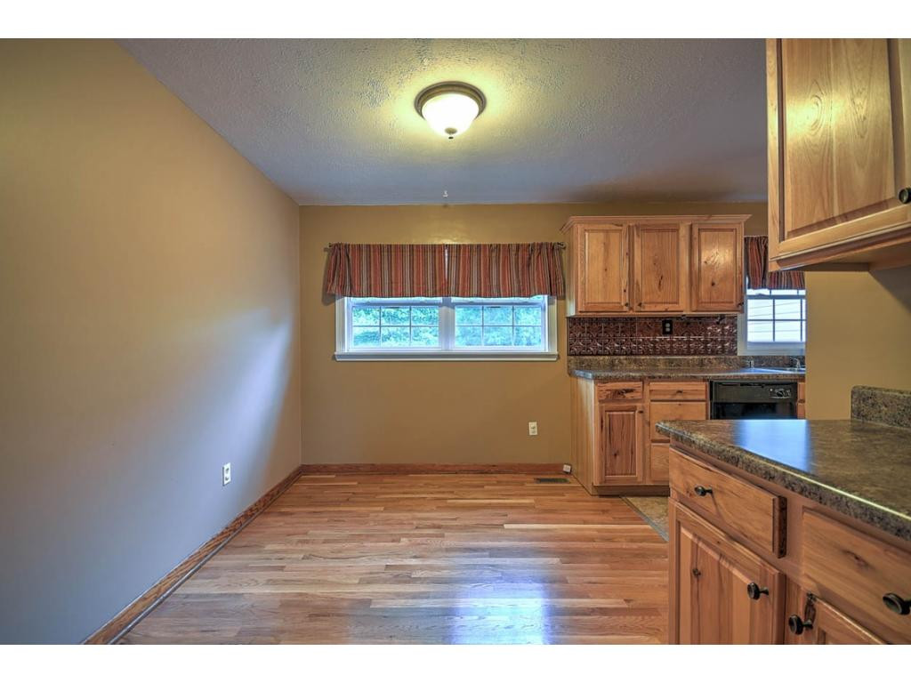 206 Hickory Road Bristol, TN 37620 - Photo 4 of 25 Photo 4
