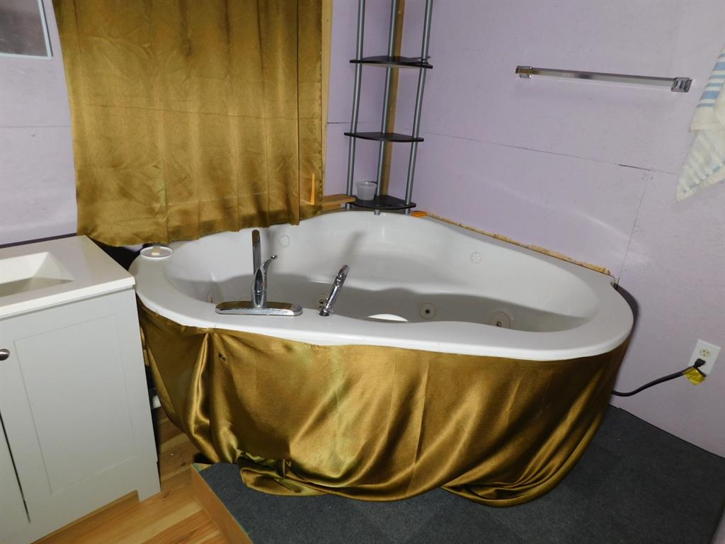165 Rosewood Road Springhill, LA 71075 - Photo 19 of 27 a bathroom with a tub