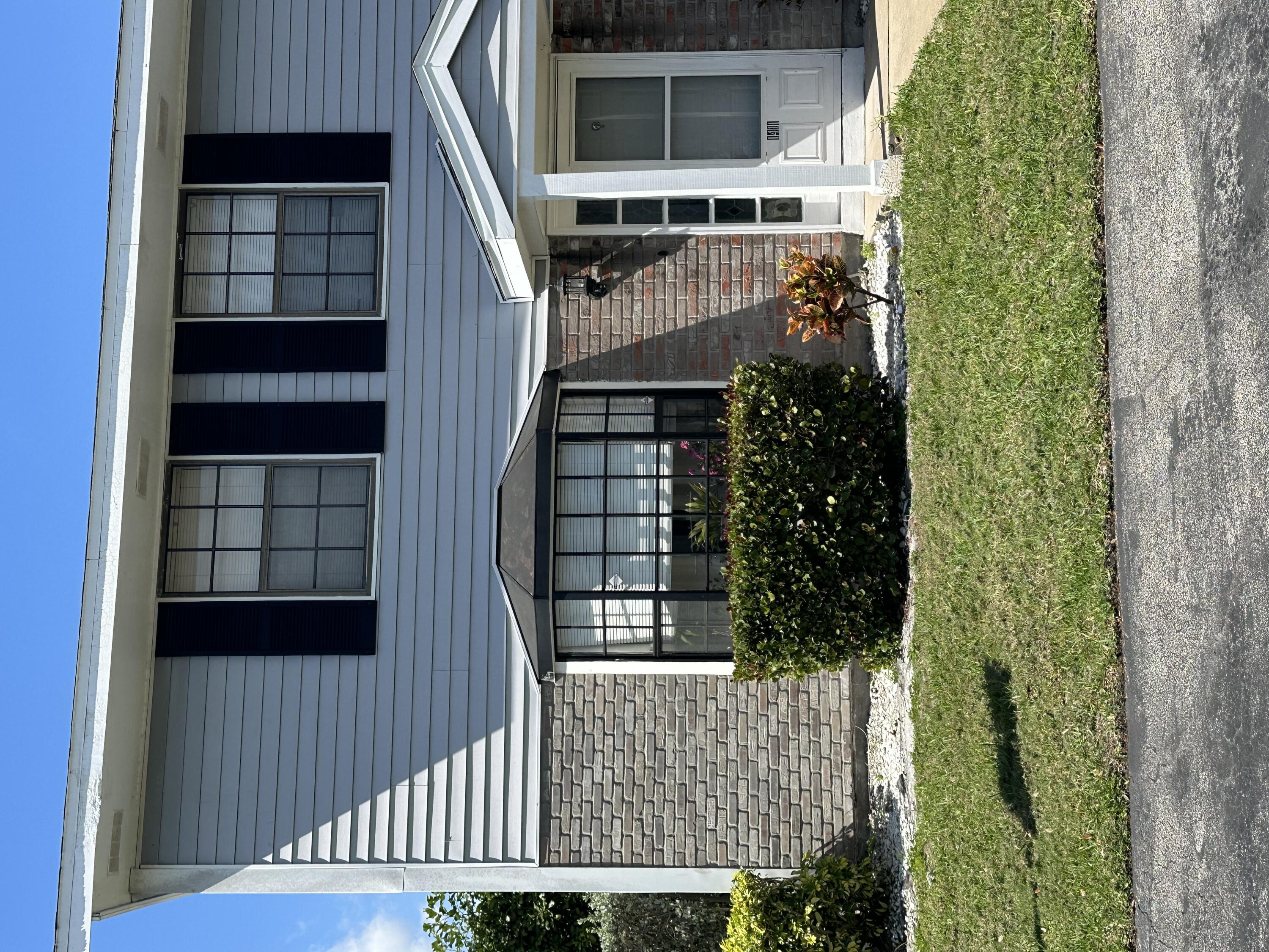 1411 Manor Dr Northeast