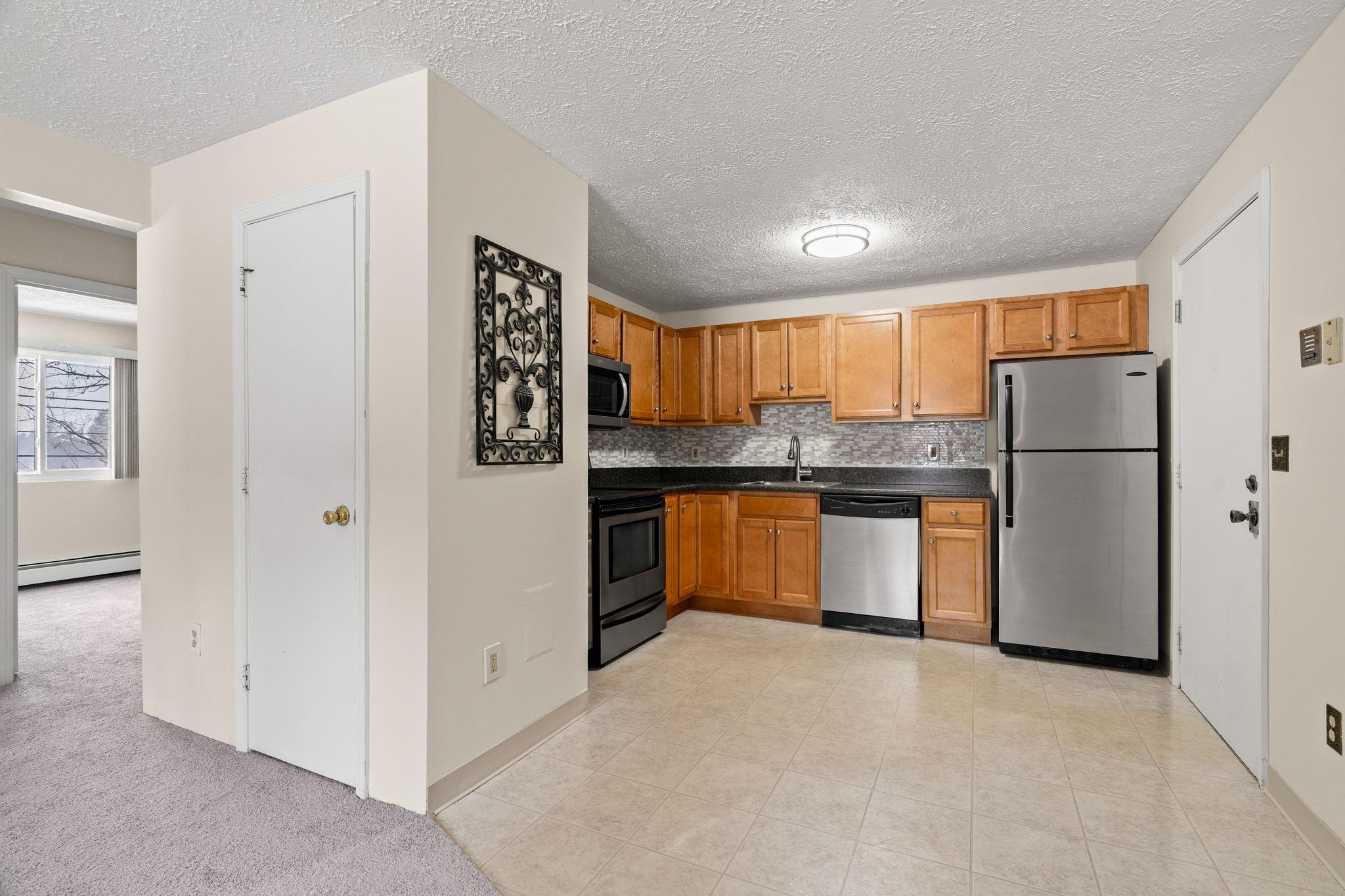 555 Calef Road, Unit 1 Manchester, NH 03103 - Photo 9 of 23