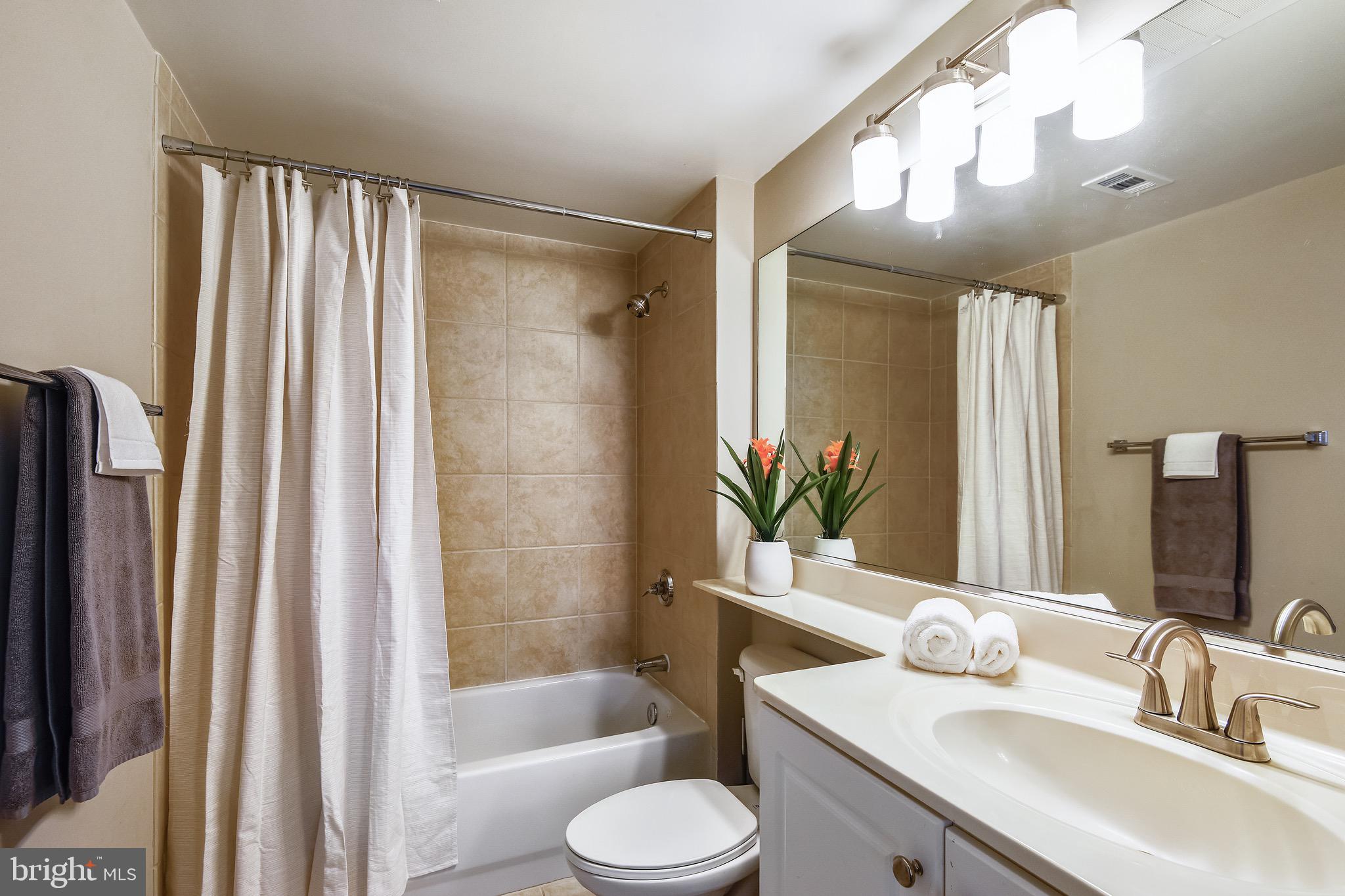 851 North Glebe Road, Unit 1505 Arlington, VA 22203 - Photo 24 of 85 Bathroom 2 w/ Bathtub and Shower Combination