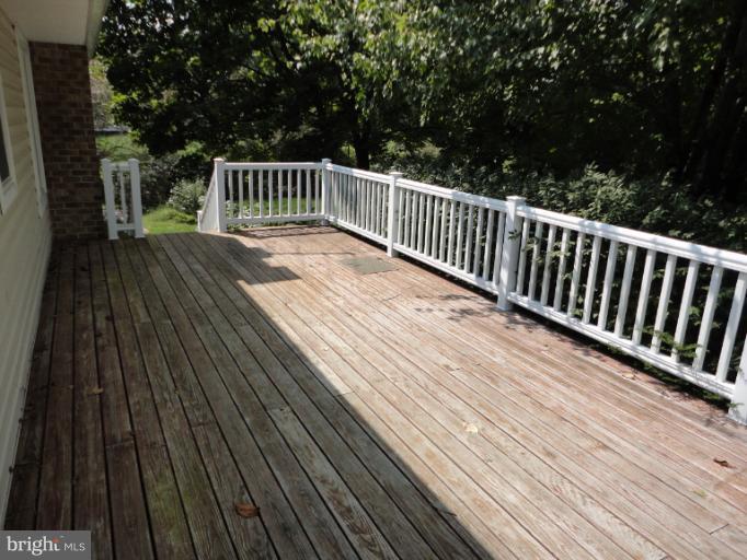 1228 Nottingham Road Westminster, MD 21157 - Photo 8 of 29 Rear sundeck with Vinyl Railings