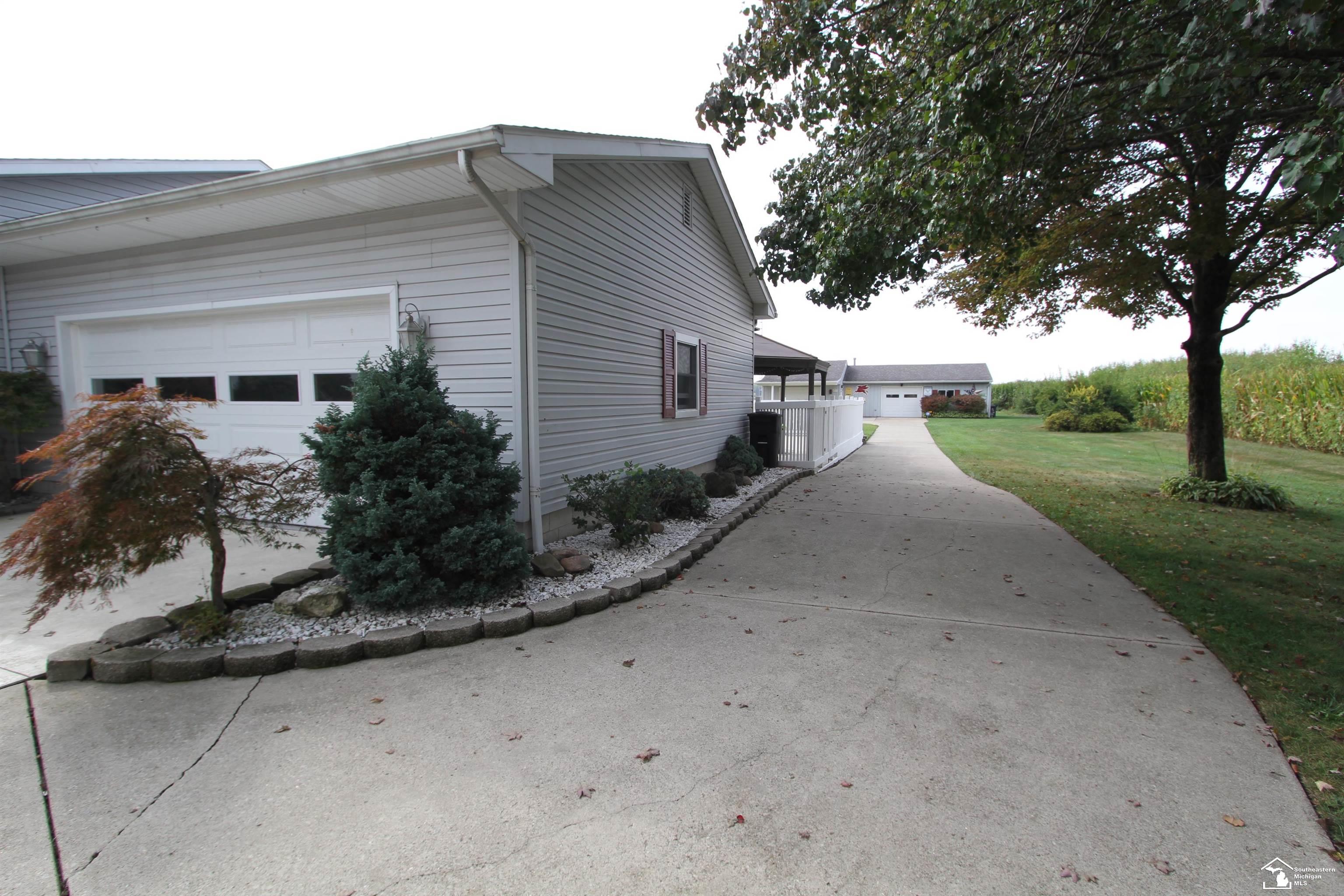4833 Stadler Road Monroe, MI 48162 - Photo 5 of 59 50189339-3427d6bf-ea15-4d51-96cc-f857ed73f890.JPG