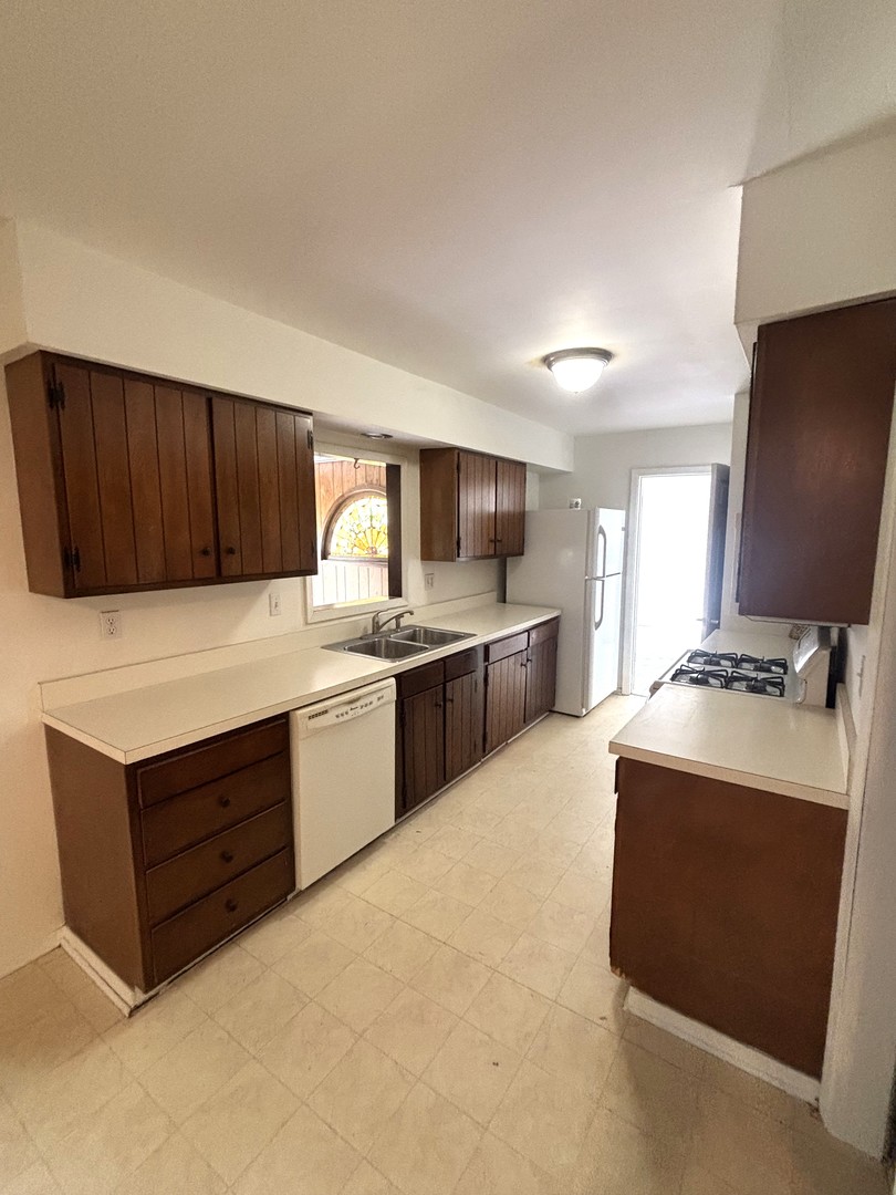 22 Guilford Road Montgomery, IL 60538 - Photo 4 of 14 a kitchen with granite countertop a refrigerator stove top oven a sink and dishwasher