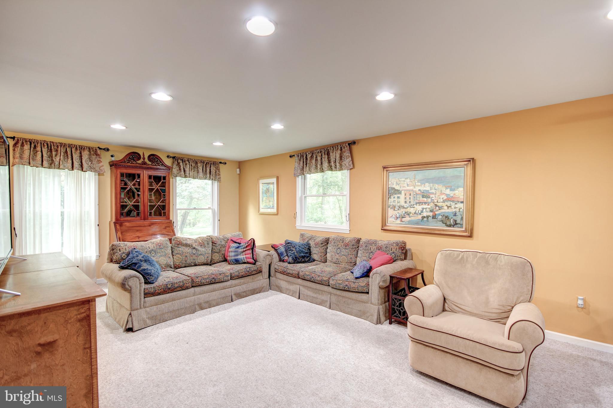 12412 Ivy Mill Road Reisterstown, MD 21136 - Photo 14 of 44 Living room