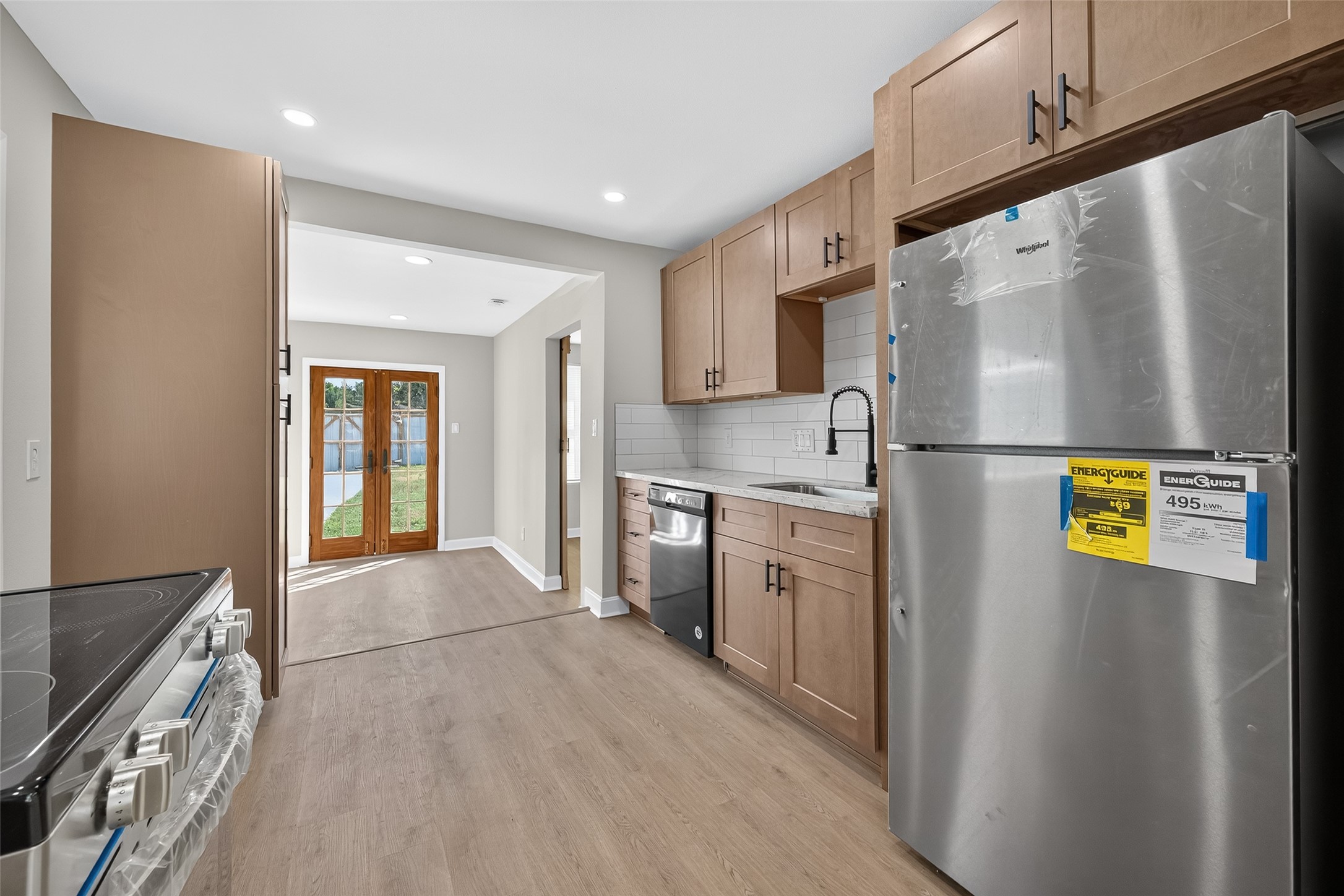889 Chas Lane Houston, TX 77091 - Photo 8 of 32 a kitchen with stainless steel appliances a refrigerator and a stove
