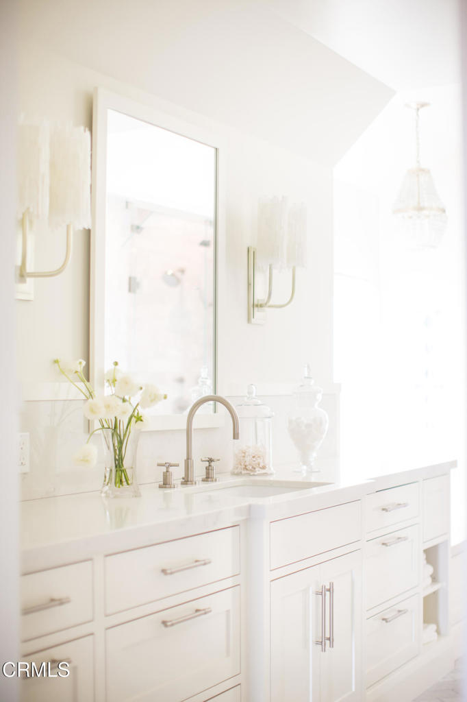233 Hillside Road South Pasadena, CA 91030 - Photo 47 of 64 a bathroom with a sink and a mirror