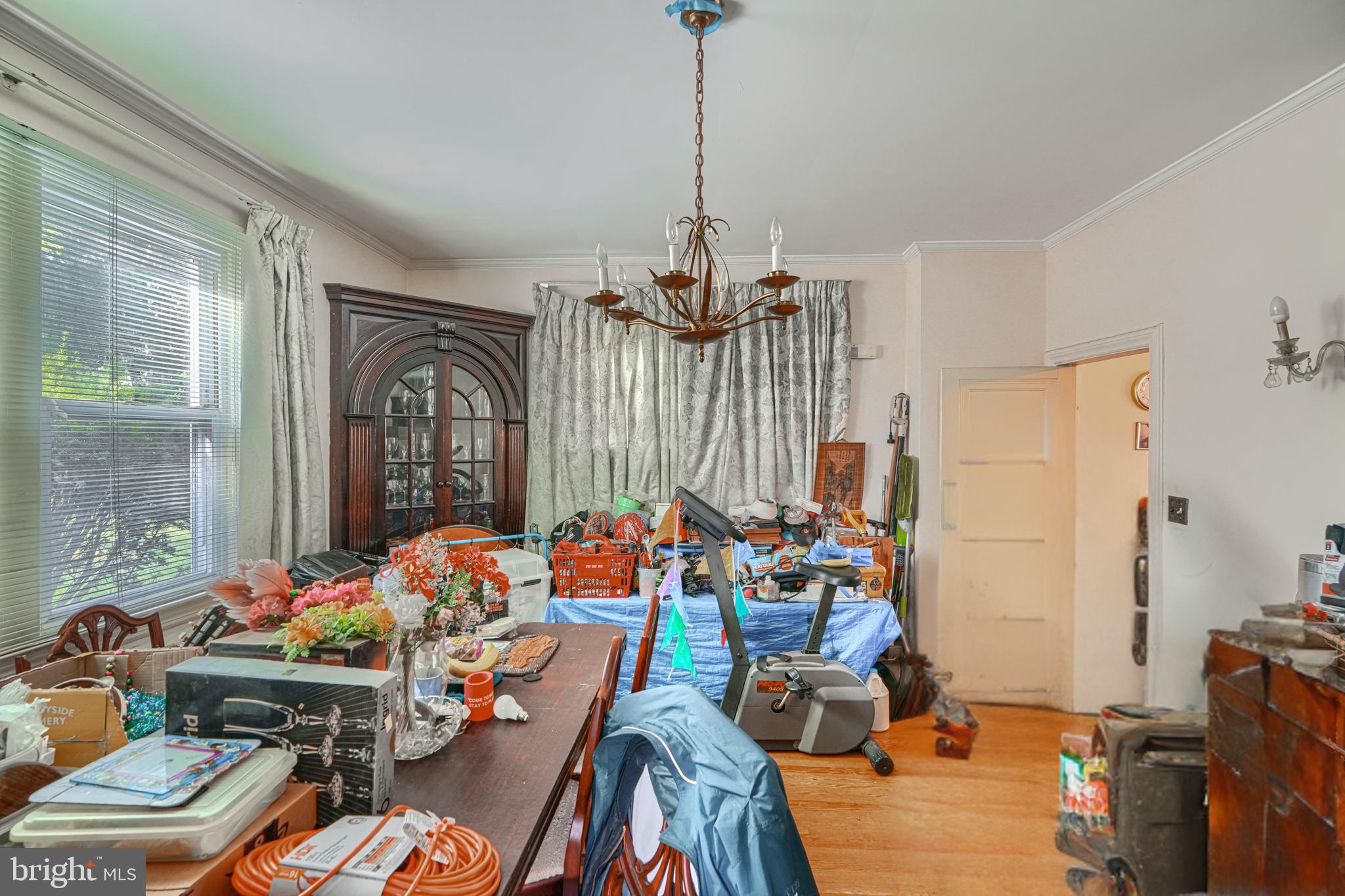 3212 Dorchester Road Baltimore, MD 21215 - Photo 14 of 45 a room with furniture toys and a chandelier