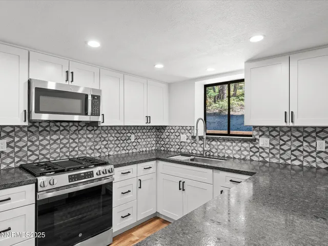 a view of a back yard