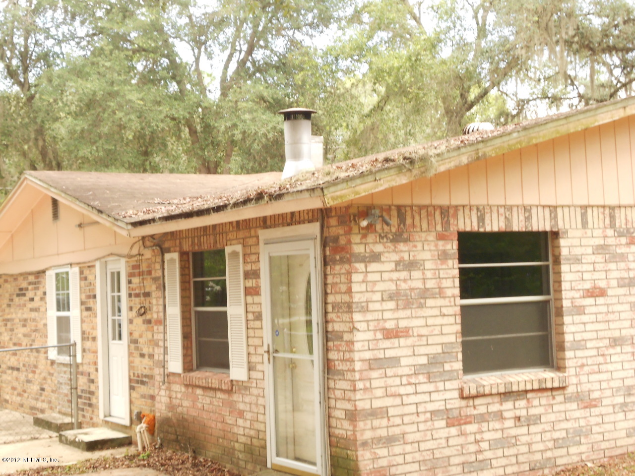 SIDE ENTRY TO FAMILY ROOM