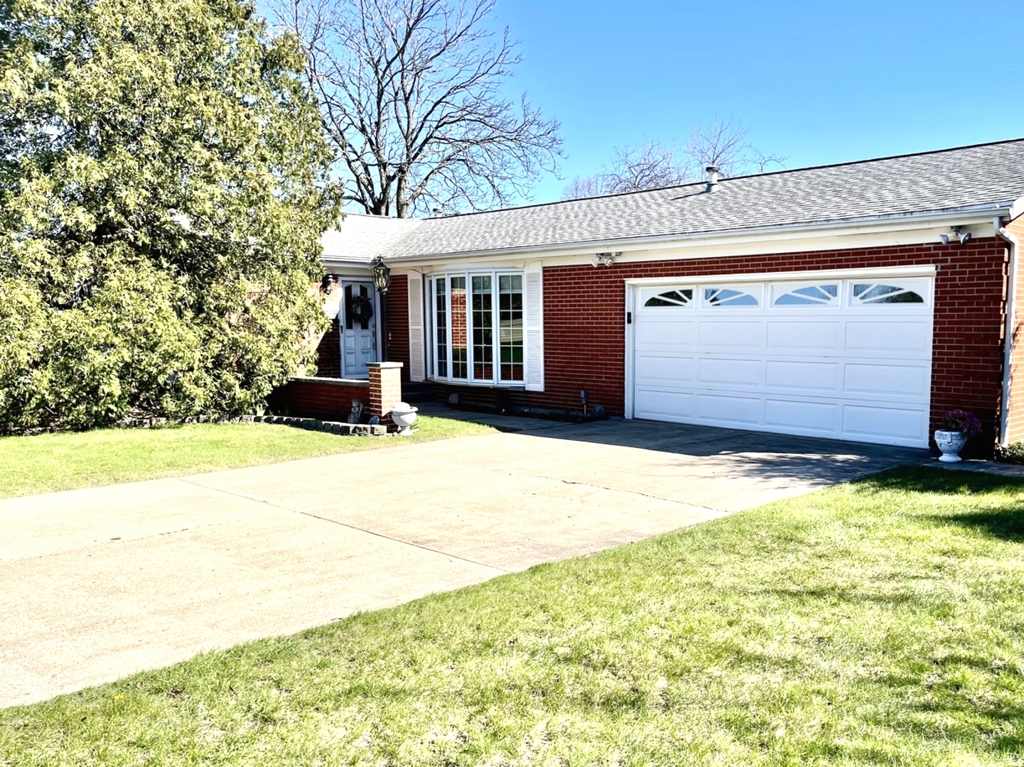 a front view of house with yard