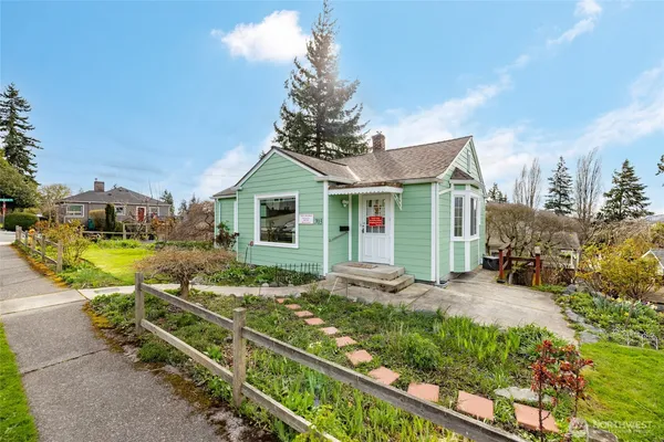 a view of a house with backyard and garden