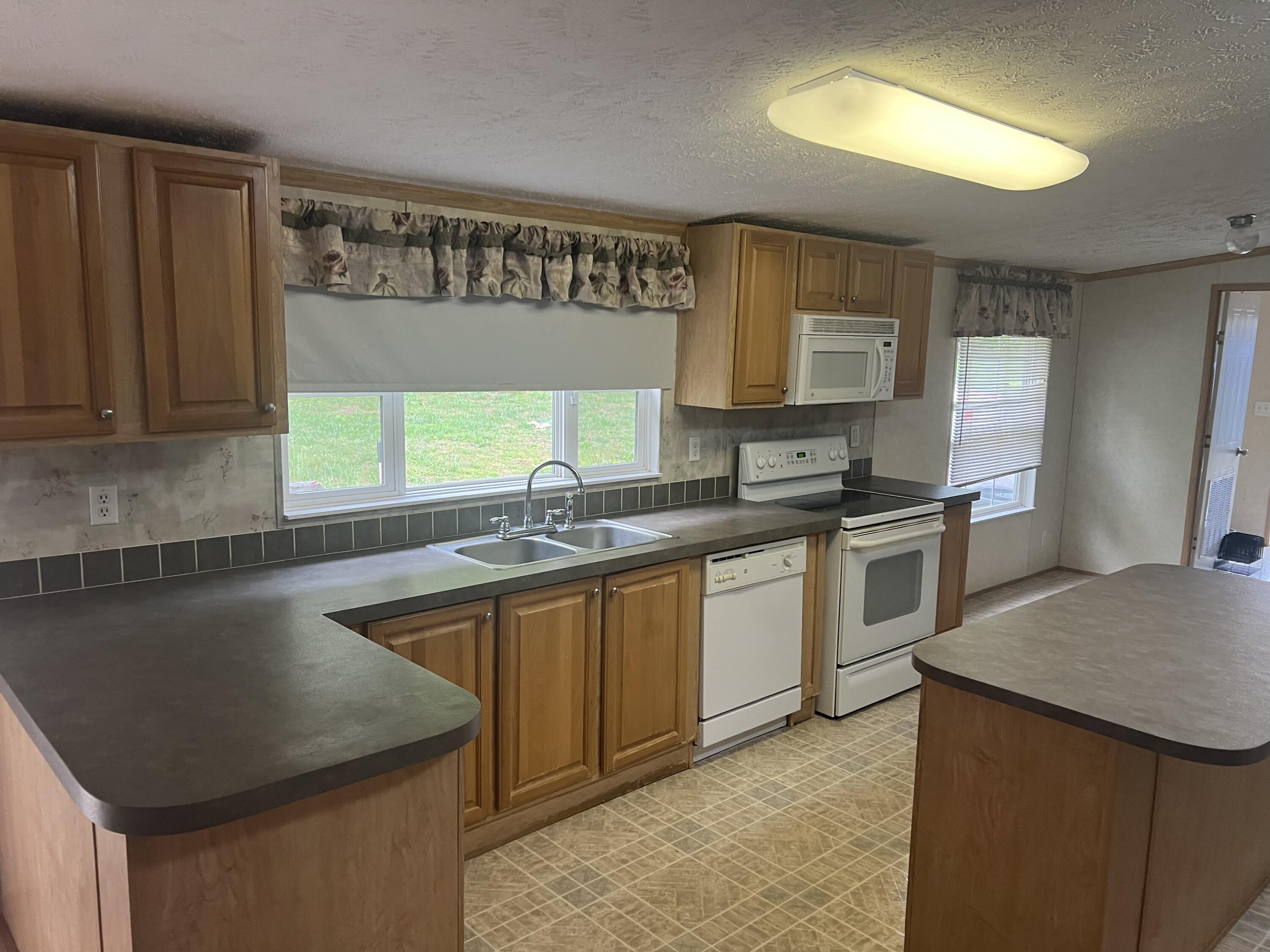 905 Division Road Albany, KY 42602 - Photo 11 of 18 kitchen albany5