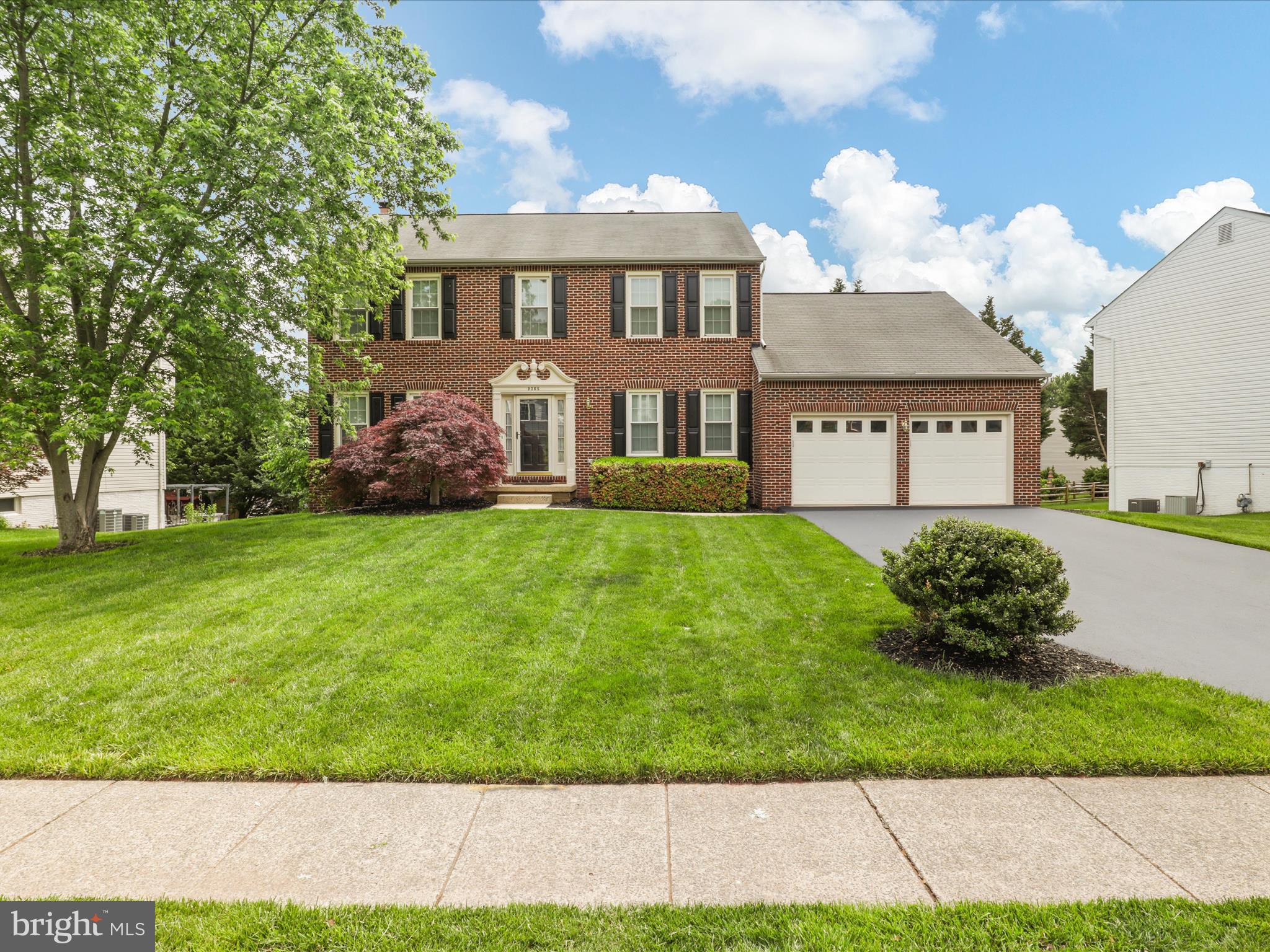 9365 River Crest Road Manassas, VA 20110 - Photo 3 of 62 a front view of a house with garden