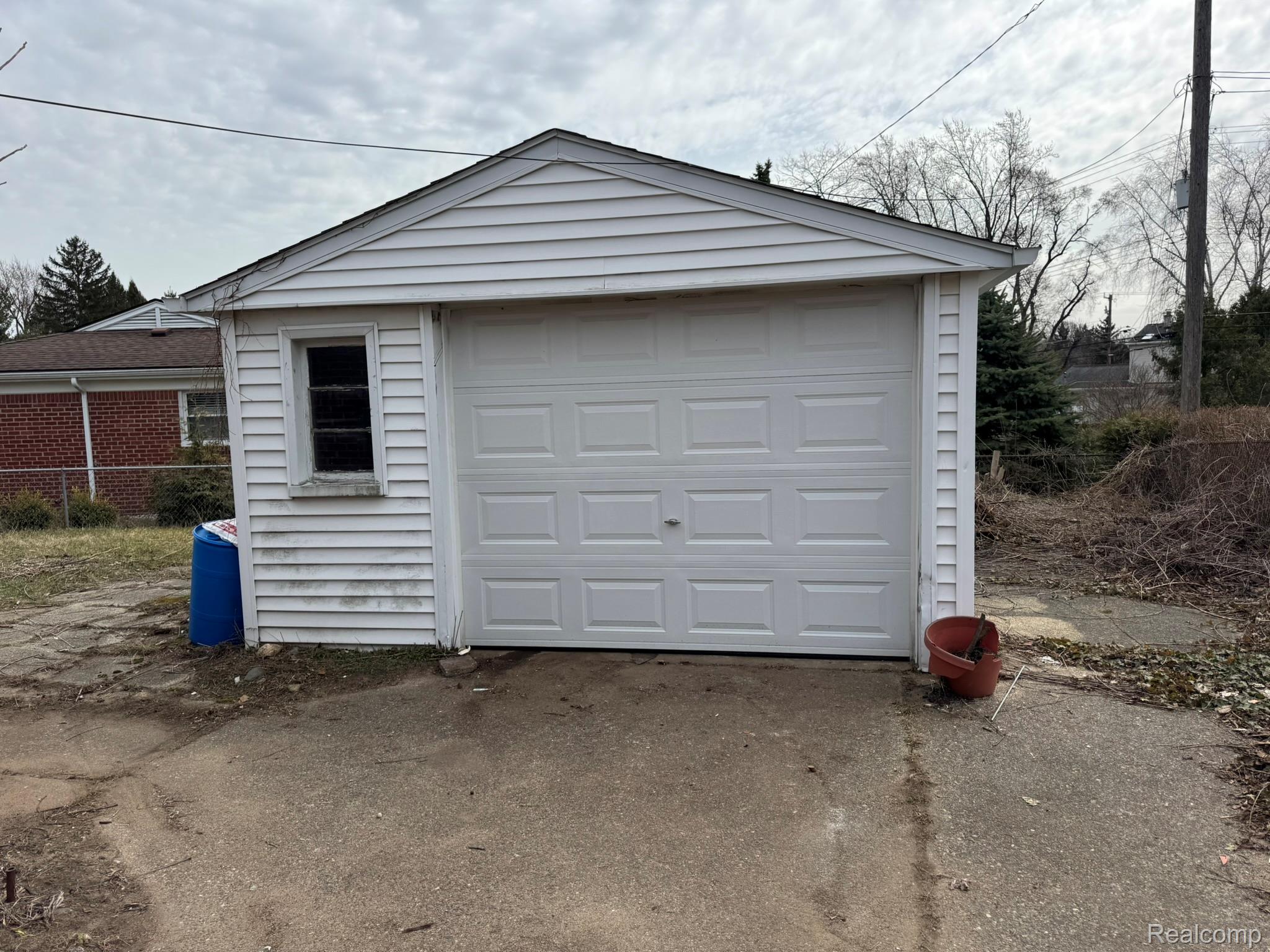 47166 Roland Street Utica, MI 48317 - Photo 6 of 18 Detached garage with driveway