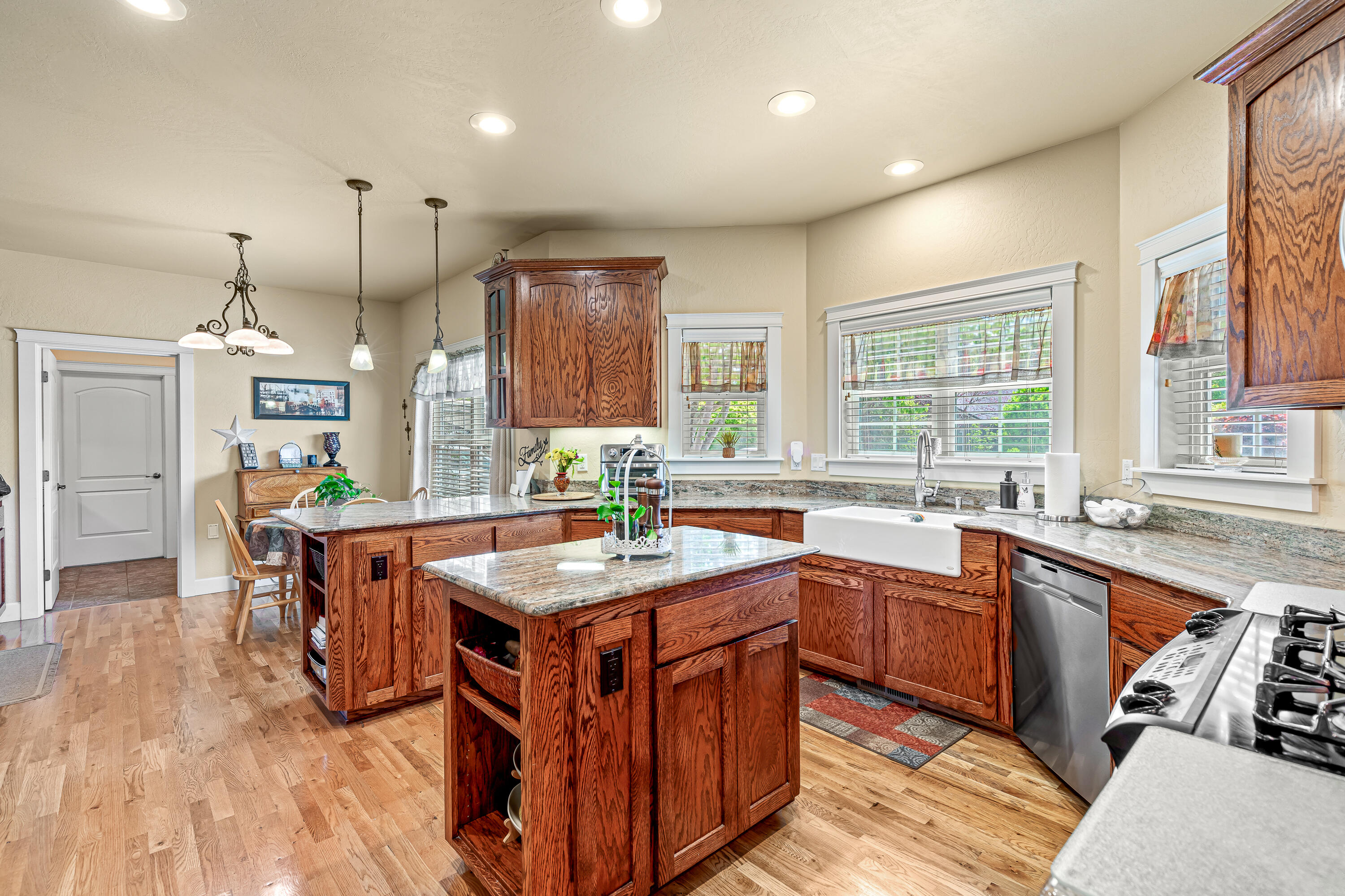 8 Falling Leaf Lane Eagle Point, OR 97524 - Photo 23 of 73 Kitchen Island