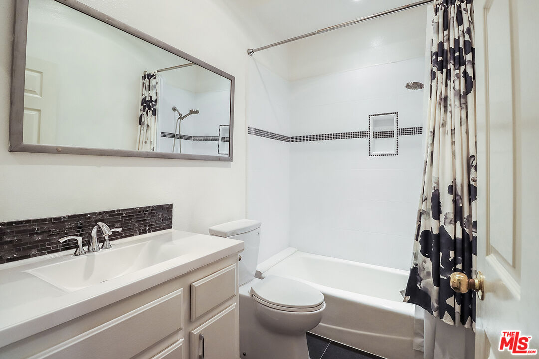 11920 Goshen Avenue, Unit 102 Los Angeles, CA 90049 - Photo 22 of 39 a bathroom with a sink a toilet and a bathtub