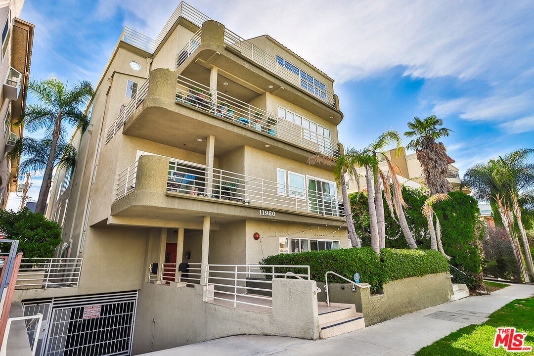 11920 Goshen Avenue, Unit 102 Los Angeles, CA 90049 - Photo 38 of 39 a front view of a house