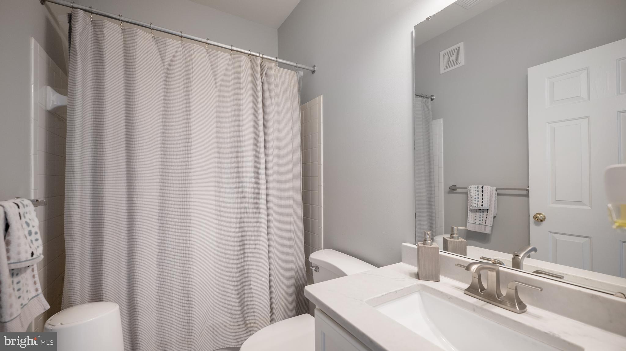 653 Cedar Spring Street Gaithersburg, MD 20877 - Photo 20 of 21 Full Bathroom 2