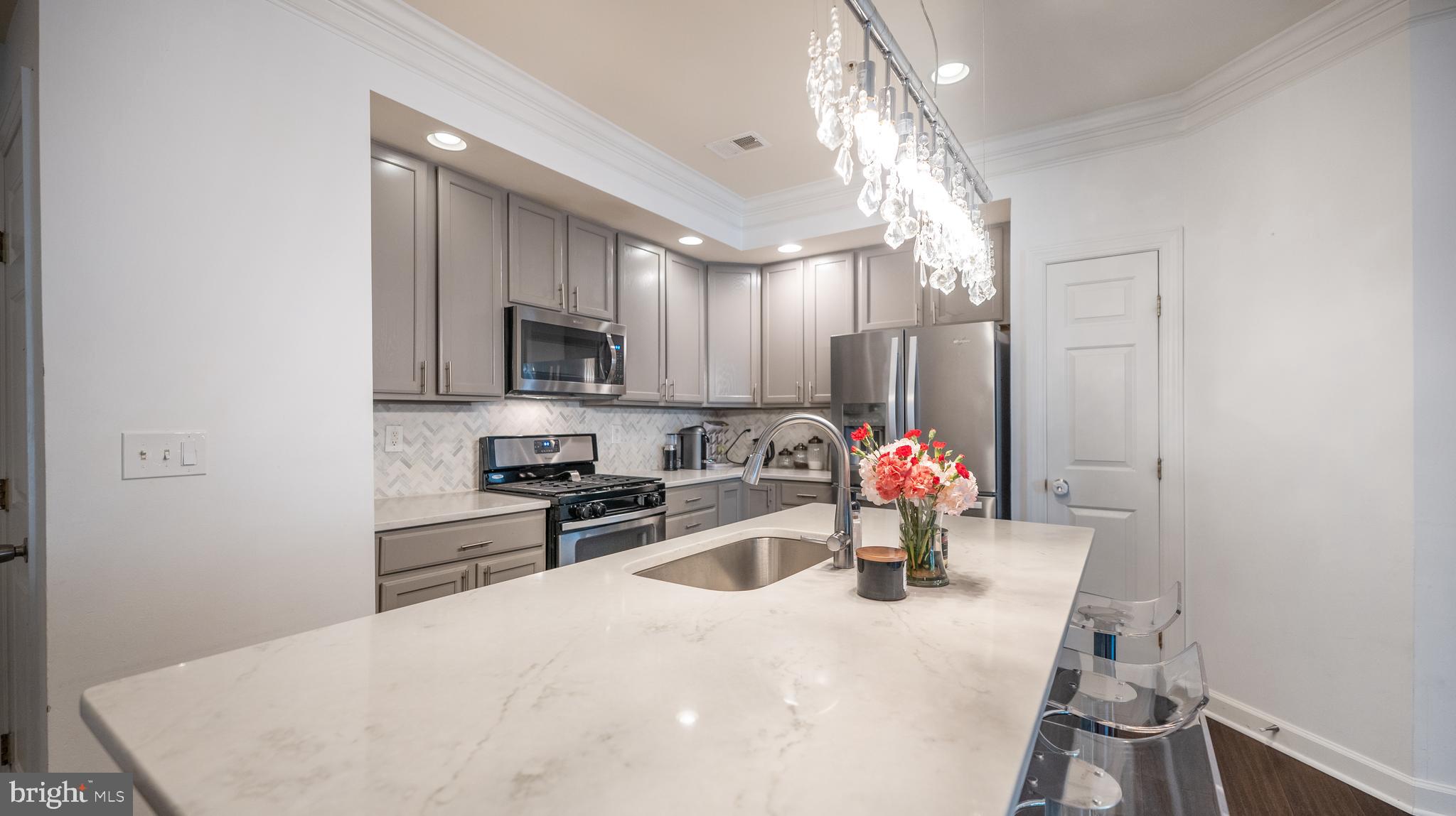 653 Cedar Spring Street Gaithersburg, MD 20877 - Photo 8 of 21 Look at those Countertops!!