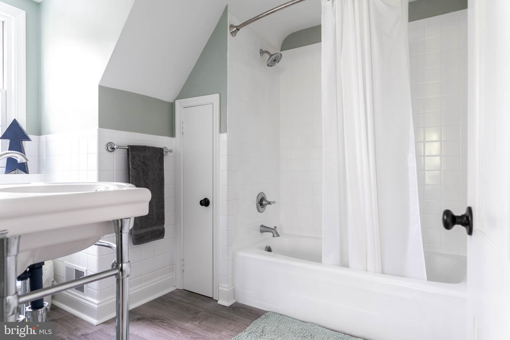 38 Rabbit Run Road Malvern, PA 19355 - Photo 41 of 67 En Suite Bathroom.