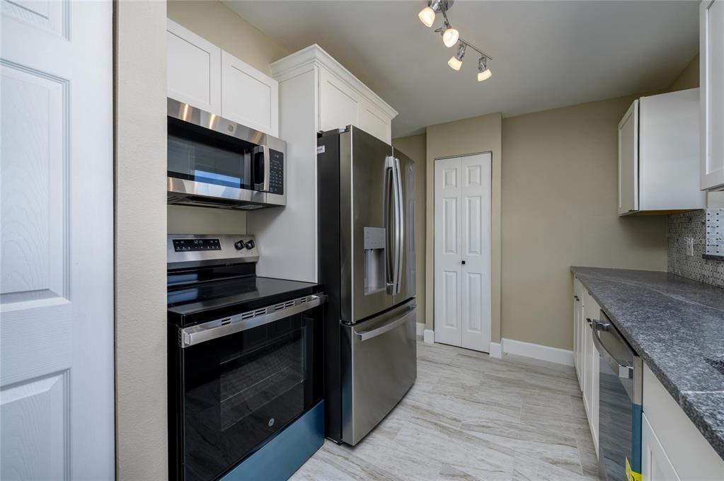 11425 47th Avenue North St. Petersburg, FL 33708 - Photo 7 of 29