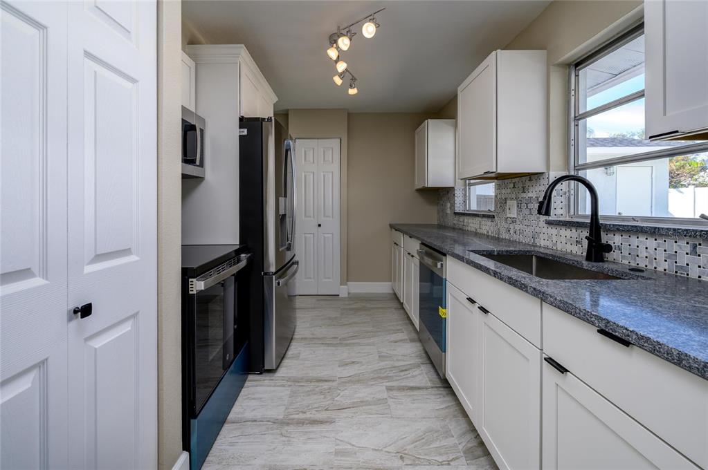 11425 47th Avenue North St. Petersburg, FL 33708 - Photo 8 of 29