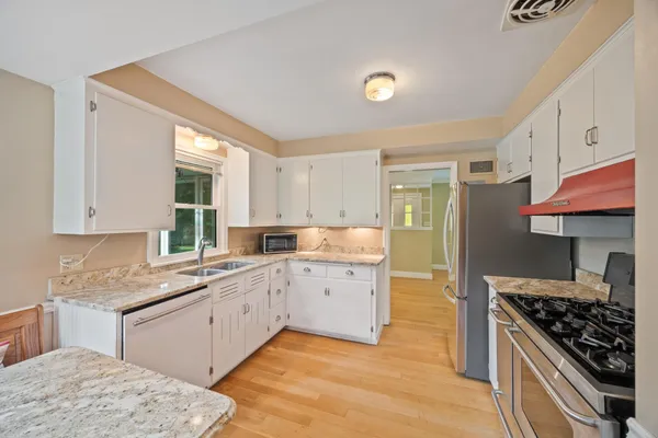 $3,600 | 3200 Chase Drive, Minnetonka, MN 55305