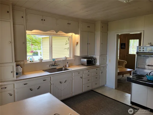 $1,000,000 | 1571 Highway 112, Sekiu, WA 98381