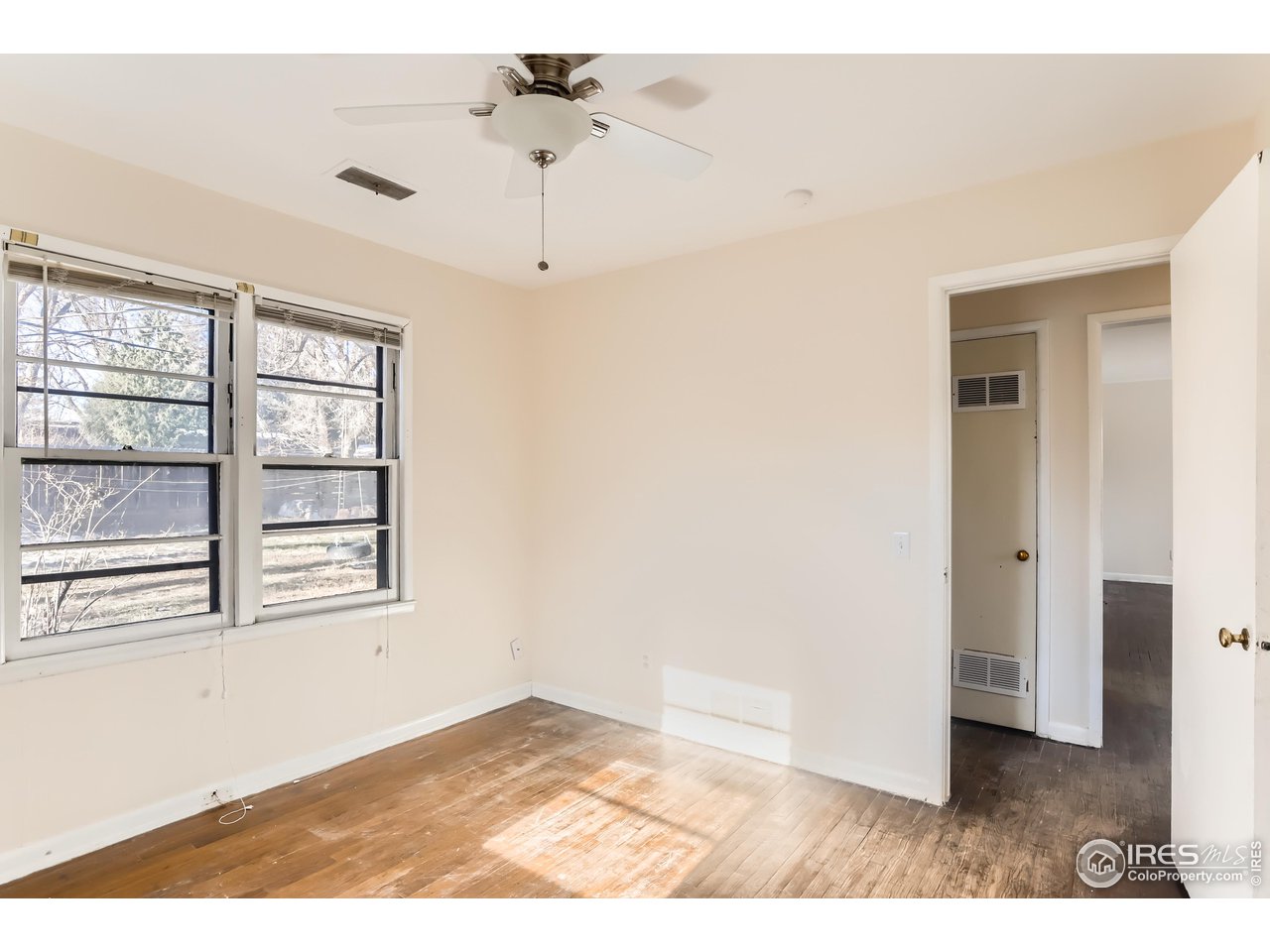 315 29th Street Boulder, CO 80305 - Photo 15 of 29 a view of an empty room with a window