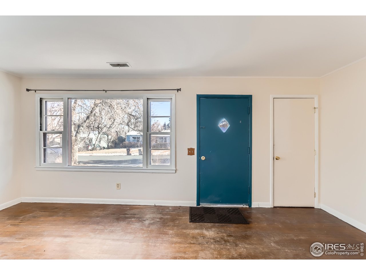 315 29th Street Boulder, CO 80305 - Photo 6 of 29 an empty room with window