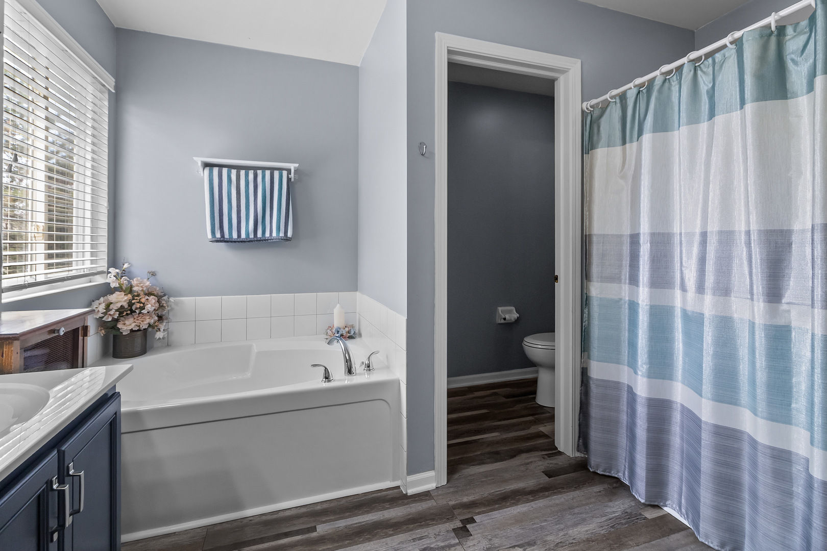 362 Keswick Circle Round Lake, IL 60073 - Photo 14 of 27 a bathroom with a bathtub and a shower