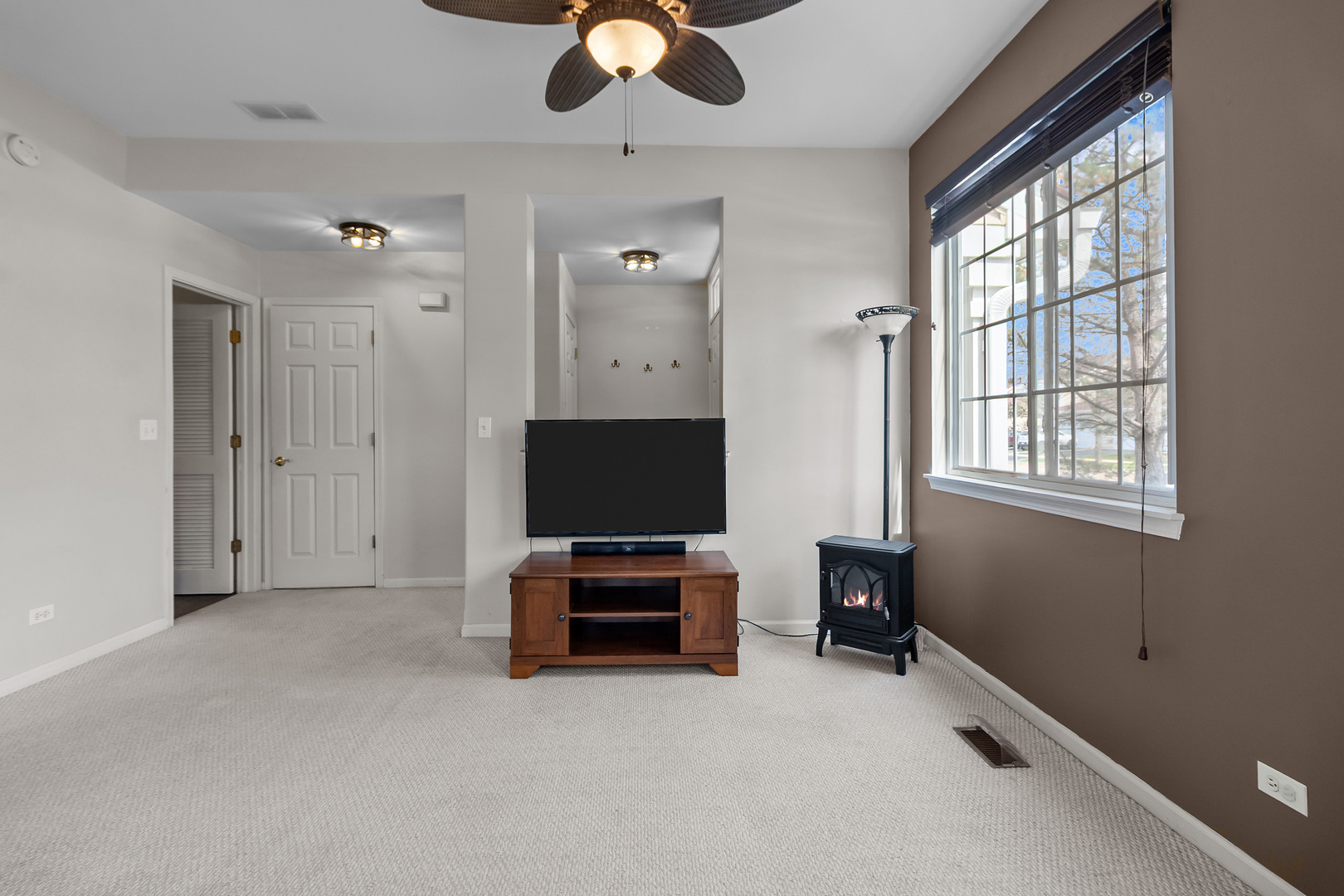 362 Keswick Circle Round Lake, IL 60073 - Photo 5 of 27 a living room with furniture and a flat screen tv