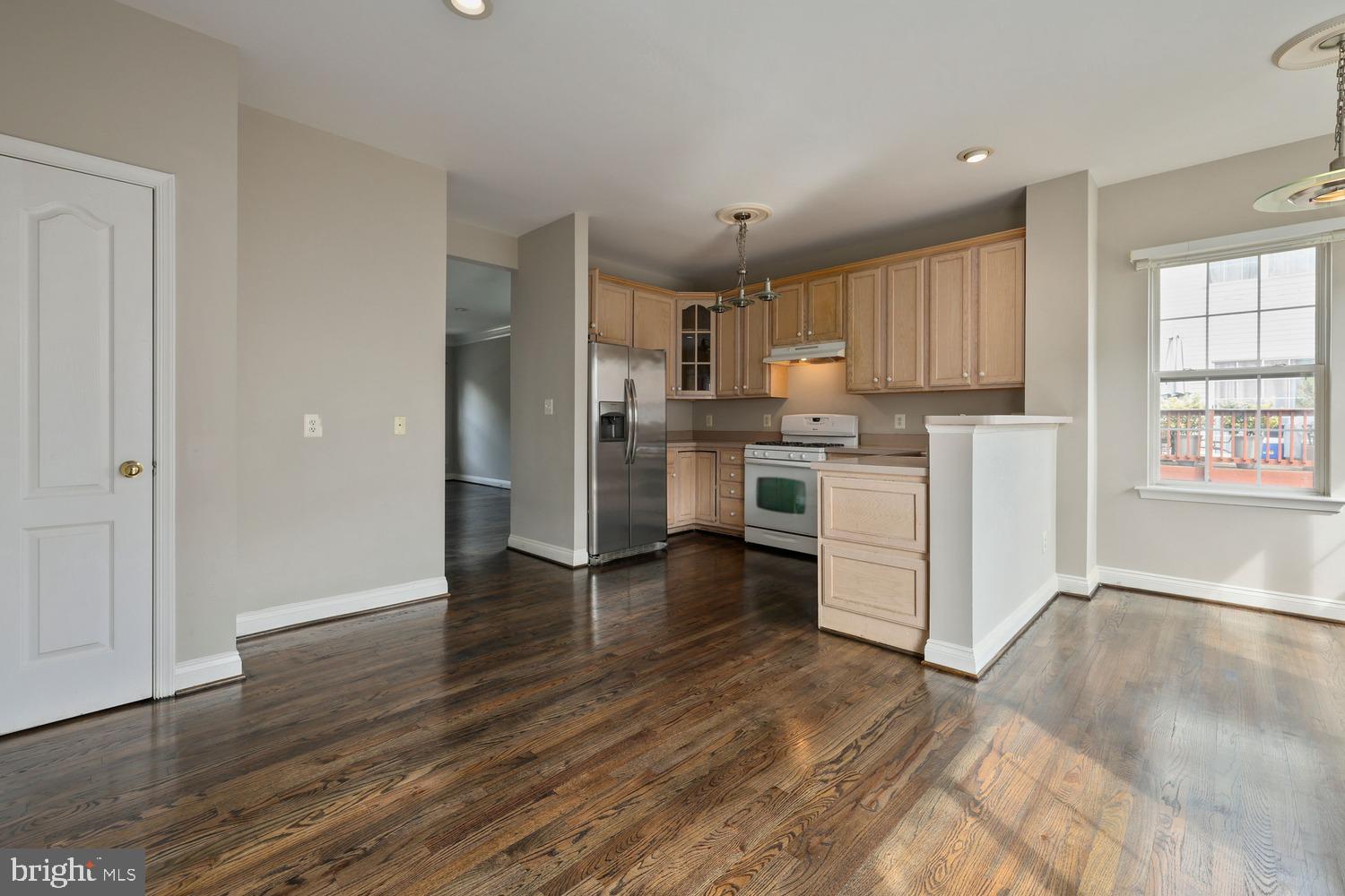 2162 Capstone Circle Herndon, VA 20170 - Photo 14 of 29 Kitchen with table space