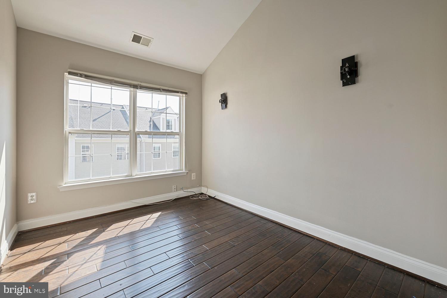 2162 Capstone Circle Herndon, VA 20170 - Photo 26 of 29 Bedroom 2