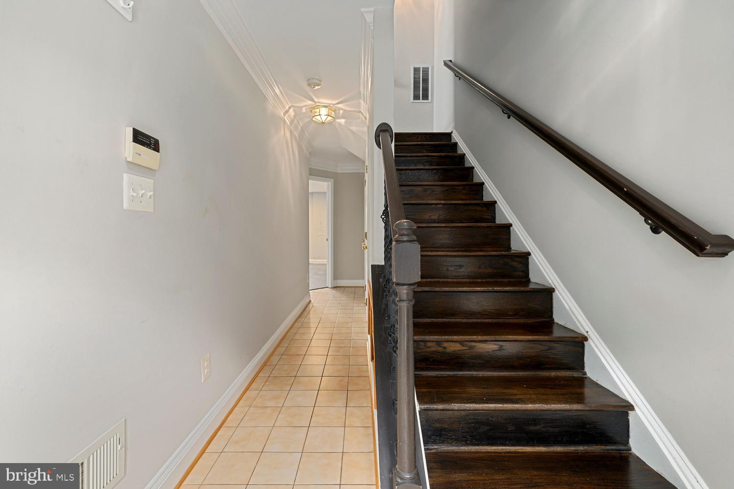 2162 Capstone Circle Herndon, VA 20170 - Photo 4 of 29 Main level entrance